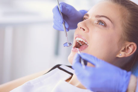 Frau bei der Vorsorgeuntersuchung in der Zahnarztpraxis